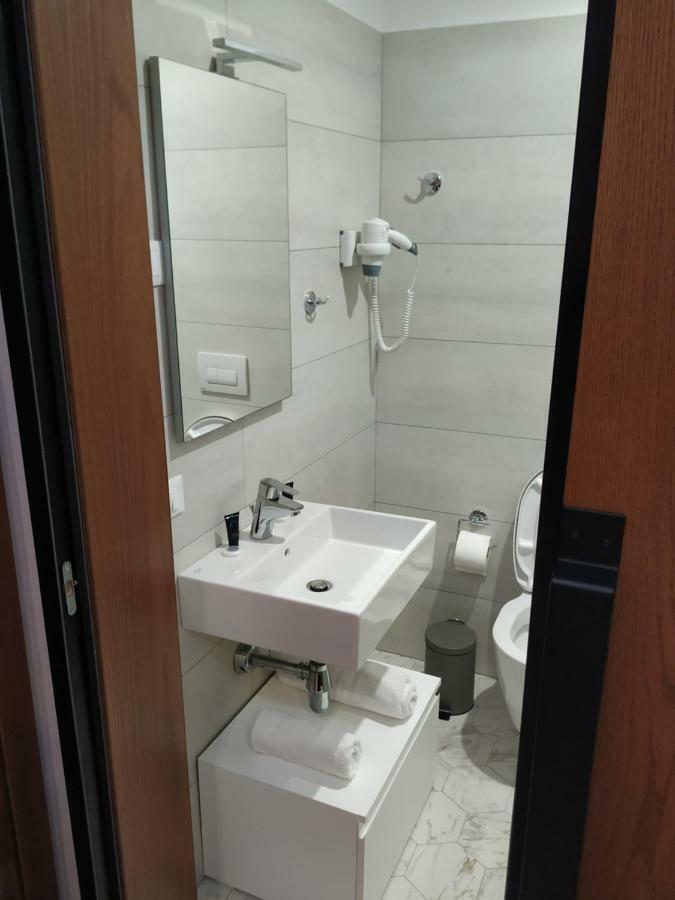 Hotel Pelikan Дивьяка Экстерьер фото